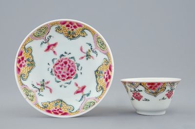 Een Chinese famille rose kop en schotel, Yongzheng, 1723-1735