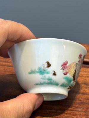 Een Chinese famille rose kop met kippen, Yongzheng merk, 18/19e eeuw — foto 2