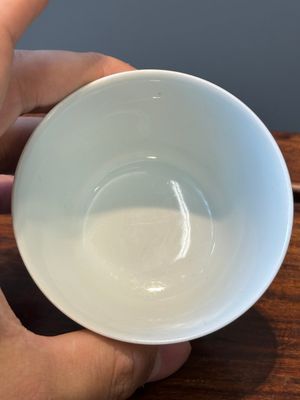 Een Chinese famille rose kop met kippen, Yongzheng merk, 18/19e eeuw — foto 4