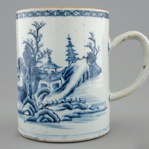 Een Chinese famille rose kop, Yongzheng, en een blauw witte bierpul, Qianlong — foto 2