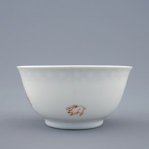 Een Chinese famille rose kop, Yongzheng, en een blauw witte bierpul, Qianlong — foto 5