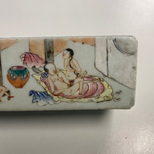 Een Chinese famille rose krekeldoos met erotisch decor, 1e helft 19e eeuw — foto 15