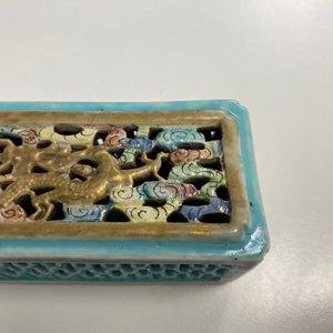Een Chinese famille rose krekeldoos met erotisch decor, 1e helft 19e eeuw — foto 21