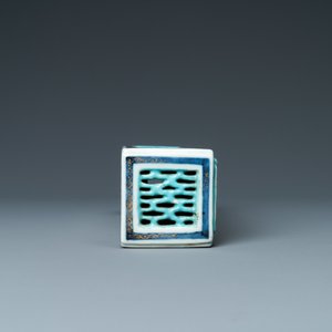 Een Chinese famille rose krekeldoos met erotisch decor, 1e helft 19e eeuw — foto 3