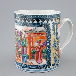 Een Chinese famille rose kroes met mandarijns decor, Qianlong, 18e eeuw — foto 1
