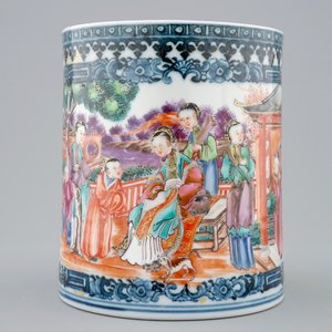 Een Chinese famille rose kroes met mandarijns decor, Qianlong, 18e eeuw — foto 3