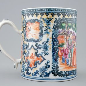 Een Chinese famille rose kroes met mandarijns decor, Qianlong, 18e eeuw — foto 4