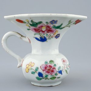 Een Chinese famille rose kwispedoor, Yongzheng/Qianlong — foto 2