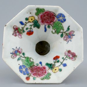 Een Chinese famille rose kwispedoor, Yongzheng/Qianlong — foto 3