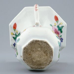 Een Chinese famille rose kwispedoor, Yongzheng/Qianlong — foto 4