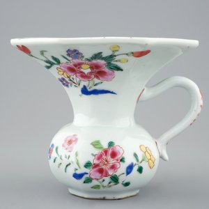 Een Chinese famille rose kwispedoor, Yongzheng/Qianlong — foto 2