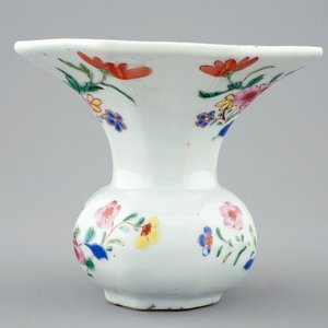 Een Chinese famille rose kwispedoor, Yongzheng/Qianlong — foto 5