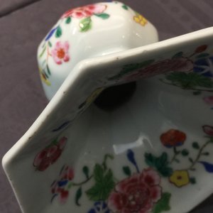 Een Chinese famille rose kwispedoor, Yongzheng/Qianlong — foto 9