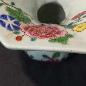 Een Chinese famille rose kwispedoor, Yongzheng/Qianlong — foto 10