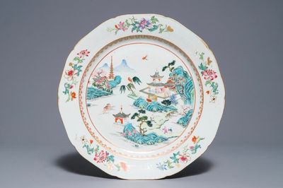 Een Chinese famille rose landschapsschotel met pagodes, Qianlong