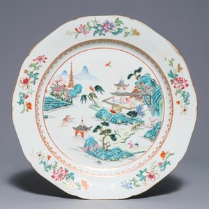 Een Chinese famille rose landschapsschotel met pagodes, Qianlong — foto 1