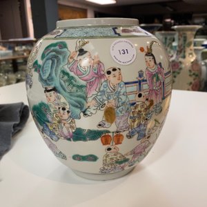 Een Chinese famille rose lantaarn met spelende jongens, Republiek — foto 13
