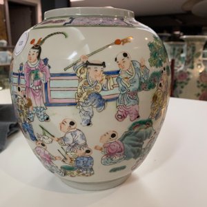 Een Chinese famille rose lantaarn met spelende jongens, Republiek — foto 14