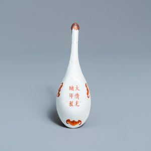 Een Chinese famille rose lepel met 'negen perziken' decor, Guangxu merk en periode — foto 4