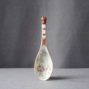 Een Chinese famille rose lepel met 'negen perziken' decor, Guangxu merk en periode — foto 5