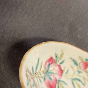 Een Chinese famille rose lepel met 'negen perziken' decor, Guangxu merk en periode — foto 10