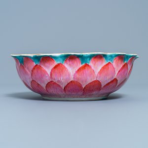 Een Chinese famille rose 'lotus' kom met schildpad als bloemenhouder, Qianlong/Jiaqing — foto 2