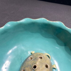 Een Chinese famille rose 'lotus' kom met schildpad als bloemenhouder, Qianlong/Jiaqing — foto 10