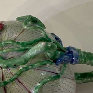 Een Chinese famille rose 'lotus' theepot met deksel, Yongzheng — foto 11
