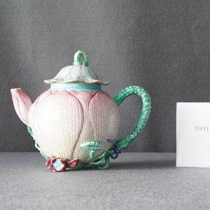 Een Chinese famille rose 'lotus' theepot met deksel, Yongzheng — foto 9