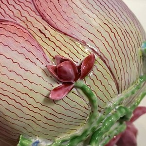 Een Chinese famille rose lotusvormige kop en schotel met reliëfdecor, Yongzheng — foto 12