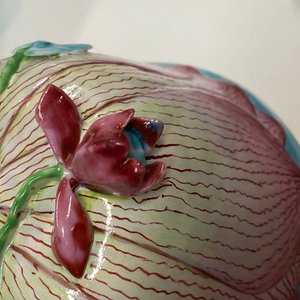 Een Chinese famille rose lotusvormige kop en schotel met reliëfdecor, Yongzheng — foto 16