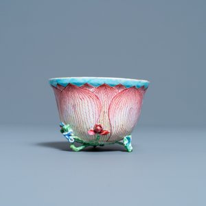 Een Chinese famille rose lotusvormige kop en schotel met reliëfdecor, Yongzheng — foto 5