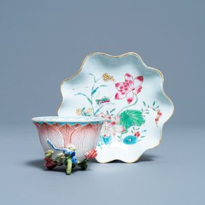 Een Chinese famille rose lotusvormige kop en schotel met reliëfdecor, Yongzheng — foto 1