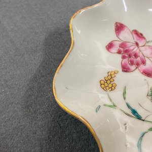 Een Chinese famille rose lotusvormige kop en schotel met reliëfdecor, Yongzheng — foto 14