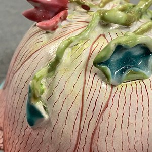 Een Chinese famille rose lotusvormige kop en schotel met reliëfdecor, Yongzheng — foto 22