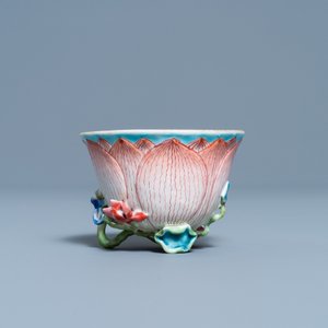 Een Chinese famille rose lotusvormige kop en schotel met reliëfdecor, Yongzheng — foto 5