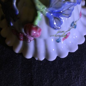 Een Chinese famille rose lotusvormige kop en schotel met reliëfdecor, Yongzheng — foto 11