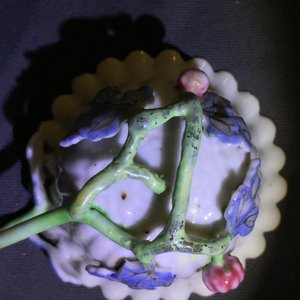 Een Chinese famille rose lotusvormige kop en schotel met reliëfdecor, Yongzheng — foto 13