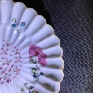 Een Chinese famille rose lotusvormige kop en schotel met reliëfdecor, Yongzheng — foto 14