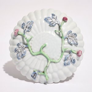 Een Chinese famille rose lotusvormige kop en schotel met reliëfdecor, Yongzheng — foto 3