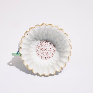Een Chinese famille rose lotusvormige kop en schotel met reliëfdecor, Yongzheng — foto 8