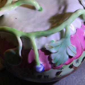 Een Chinese famille rose lotusvormige theepot met reliëfdecor, Yongzheng — foto 14