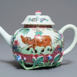 Een Chinese famille rose lotusvormige theepot met reliëfdecor, Yongzheng — foto 2