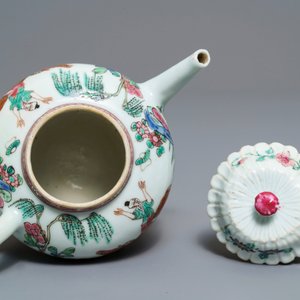 Een Chinese famille rose lotusvormige theepot met reliëfdecor, Yongzheng — foto 7