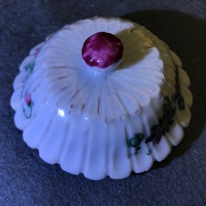 Een Chinese famille rose lotusvormige theepot met reliëfdecor, Yongzheng — foto 8