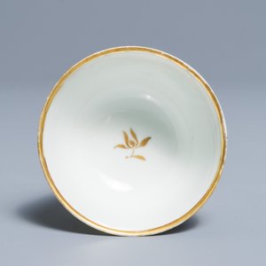Een Chinese famille rose Meissen-stijl kop en schotel met 'Peter de Grote' decor, Qianlong — foto 9