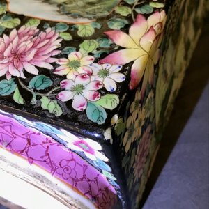 Een Chinese famille rose millefleurs 'cong' vaas, Qianlong merk, Republiek, 20e eeuw — foto 21