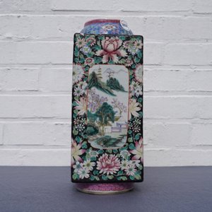 Een Chinese famille rose millefleurs 'cong' vaas, Qianlong merk, Republiek, 20e eeuw — foto 9