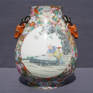 Een Chinese famille rose 'millefleurs' hu vaas met hertenkoppen, Qianlong merk, 20e eeuw — foto 13