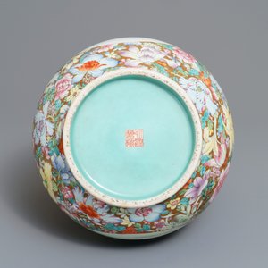 Een Chinese famille rose 'millefleurs' hu vaas met hertenkoppen, Qianlong merk, 20e eeuw — foto 5